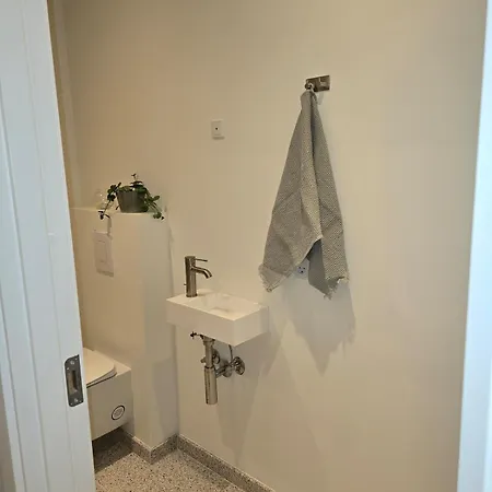 Modern - Walk To & 20m Train To Cph