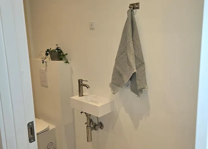 Modern - Walk To & 20m Train To Cph